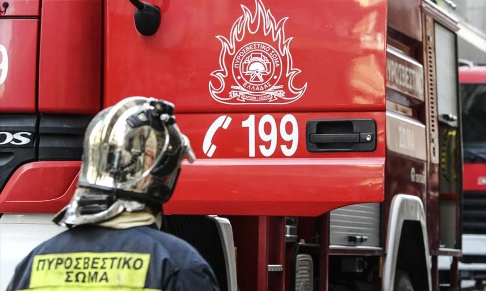 Μεγάλη φωτιά στα Διαβατά - Ισχυρές εκρήξεις